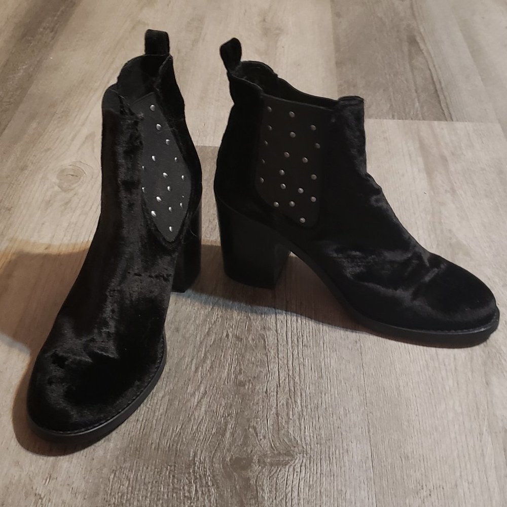 Musse & Cloud,  Womens Mency Ankle Boot Studs Block Heel  Black Velvet 8